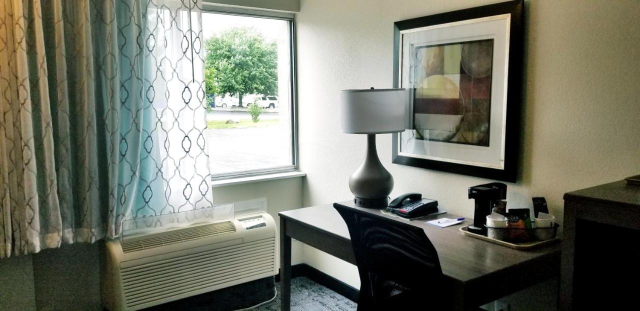 King Room - Non-Smoking at Baymont by Wyndham Des Moines North
