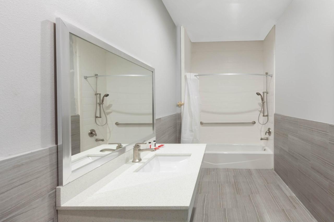 King Room with Bath Tub - Mobility/Hearing Accessible - Non-Smoking at Baymont by Wyndham Houston Hobby Airport