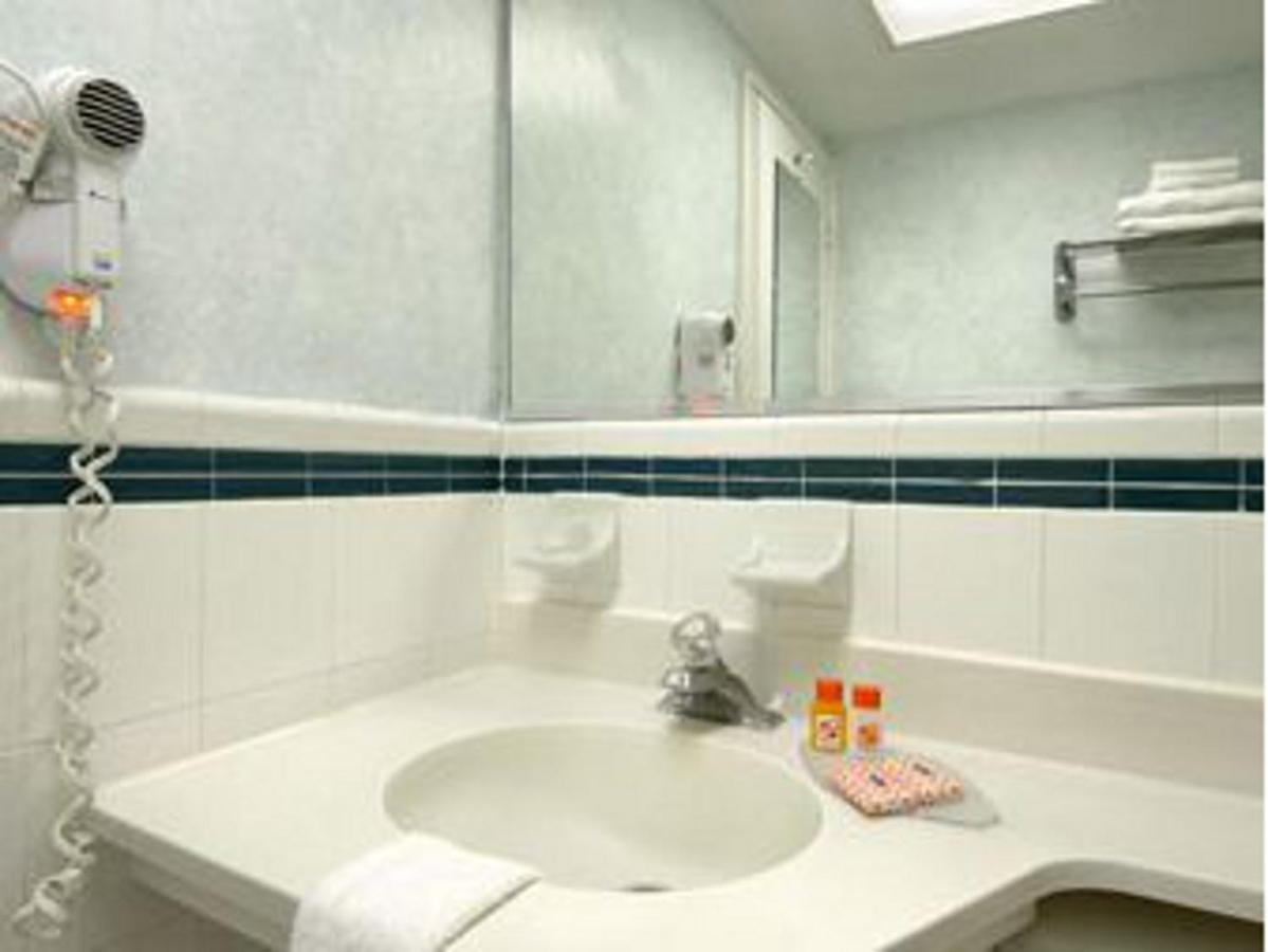 King Room - Non-Smoking at Howard Johnson by Wyndham Atlantic City