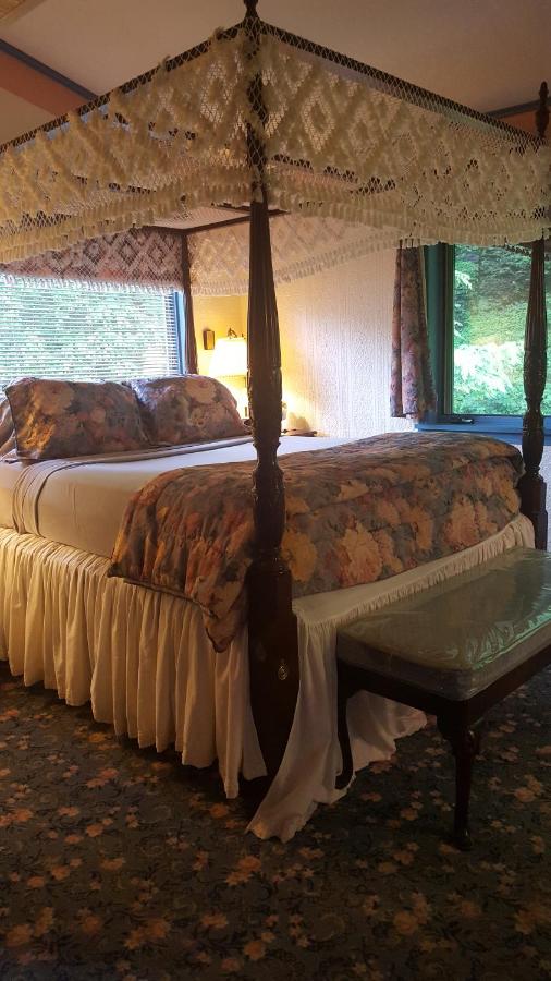| Whisperin' Pines Chalet