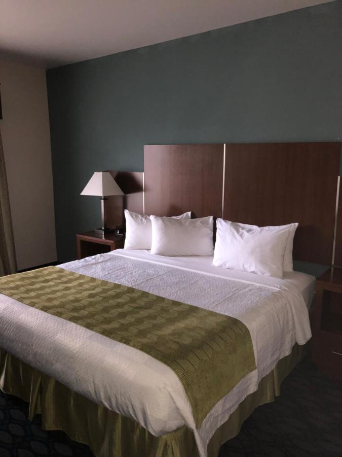 | Countryview Inn & Suites