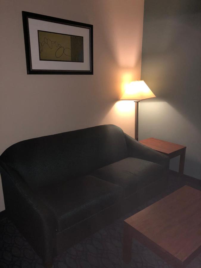 | Countryview Inn & Suites