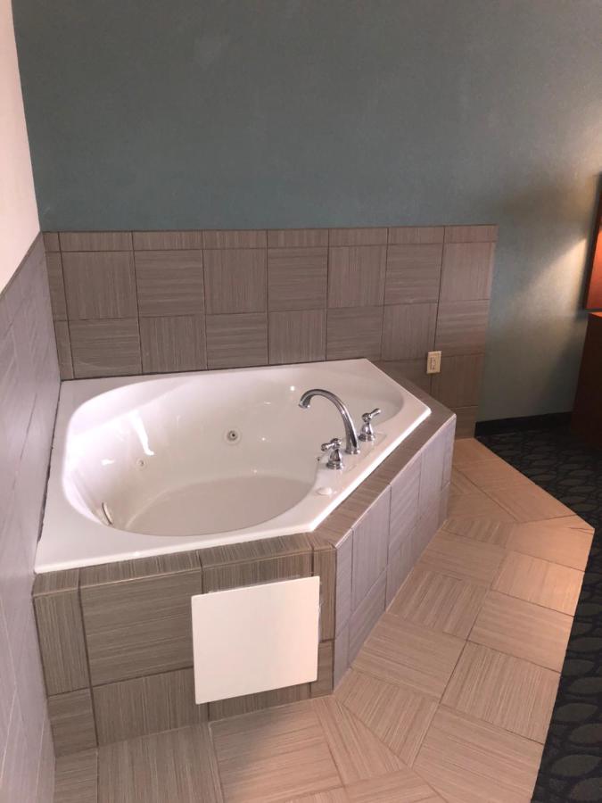 | Countryview Inn & Suites