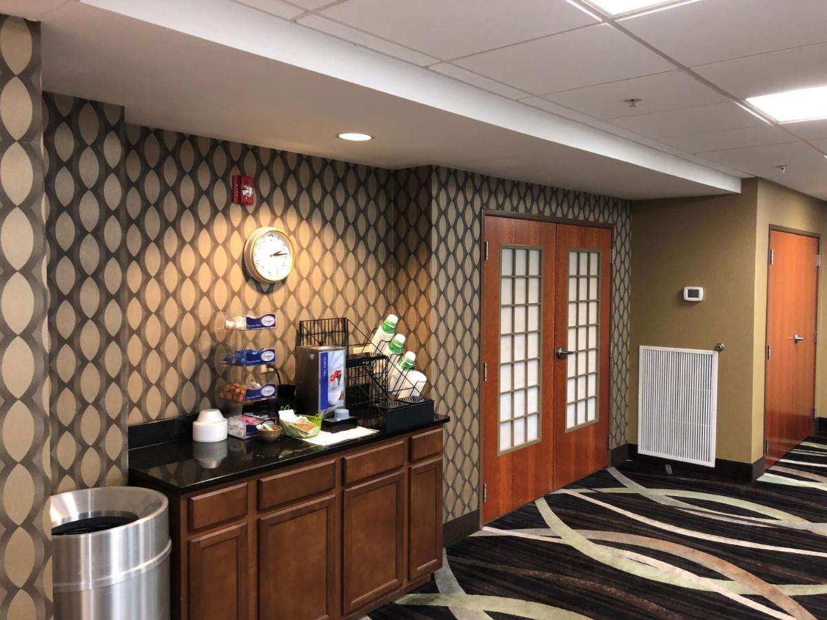| Countryview Inn & Suites