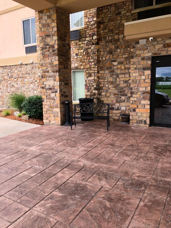 | Countryview Inn & Suites
