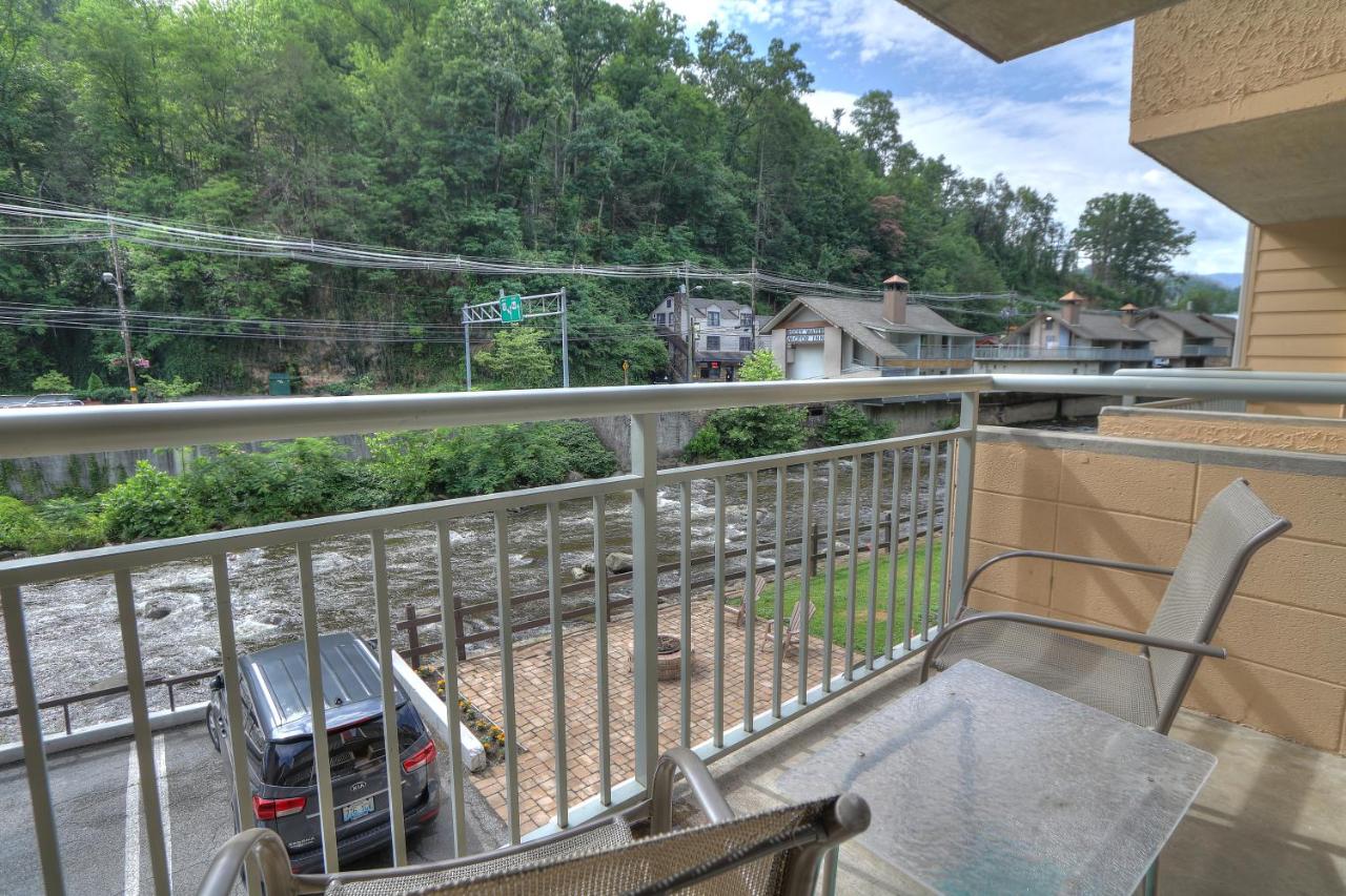 Deluxe King Room with Fireplace - Non-Smoking at Gatlinburg River Inn