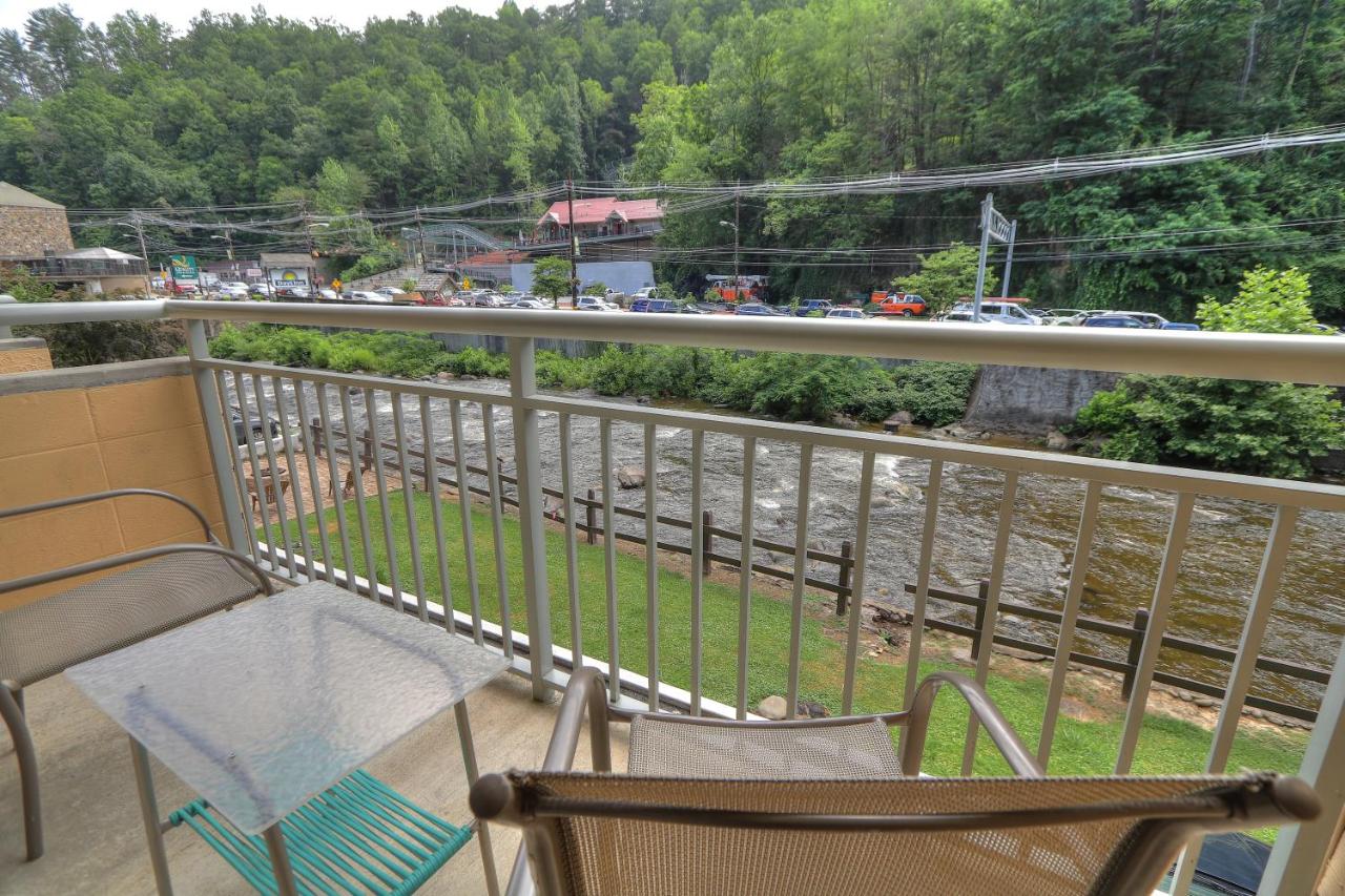 Deluxe King Room with Fireplace - Non-Smoking at Gatlinburg River Inn
