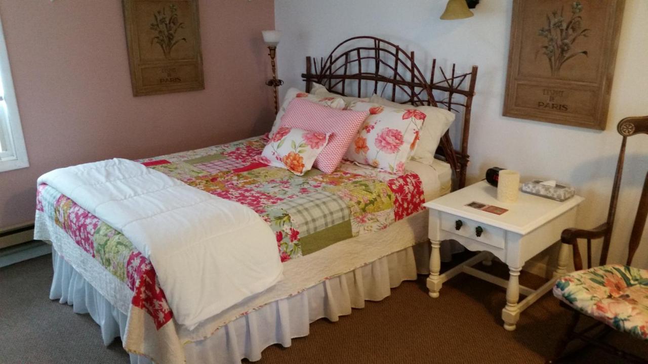 Deluxe Queen Room at Bay Port Lodging