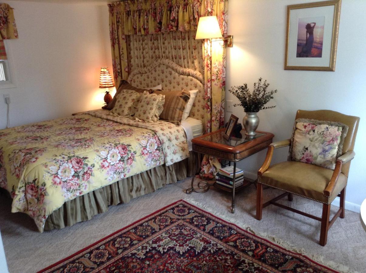 Deluxe Queen Room at Bay Port Lodging