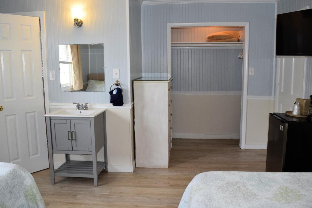 Deluxe Double Room with Balcony at Blackbeard's Lodge