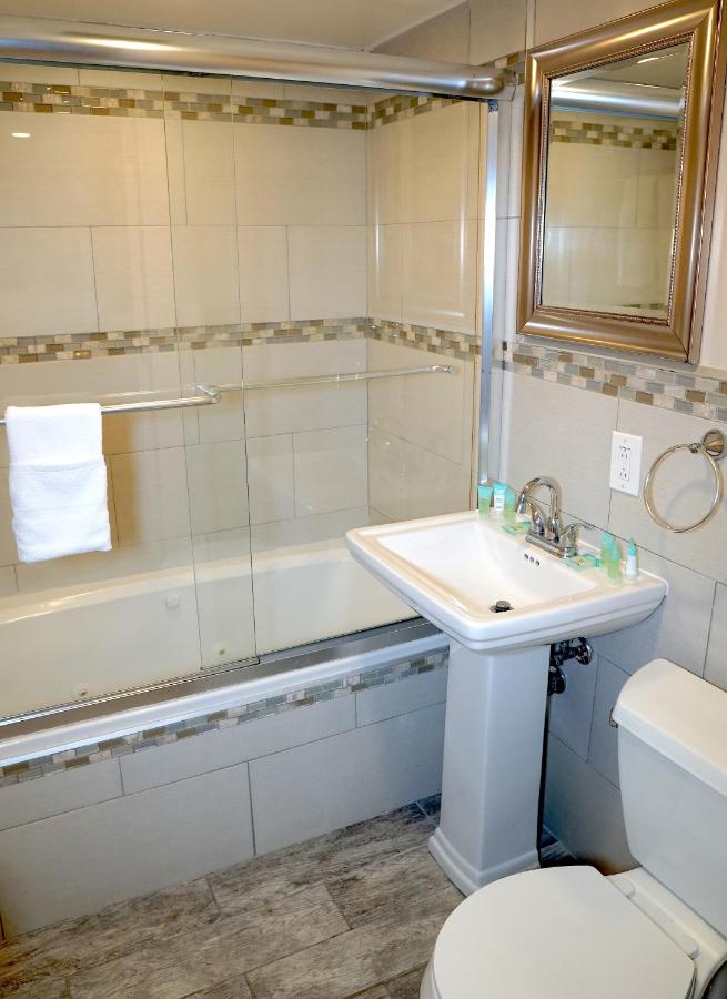 Deluxe Junior Suite at Beachside Resort