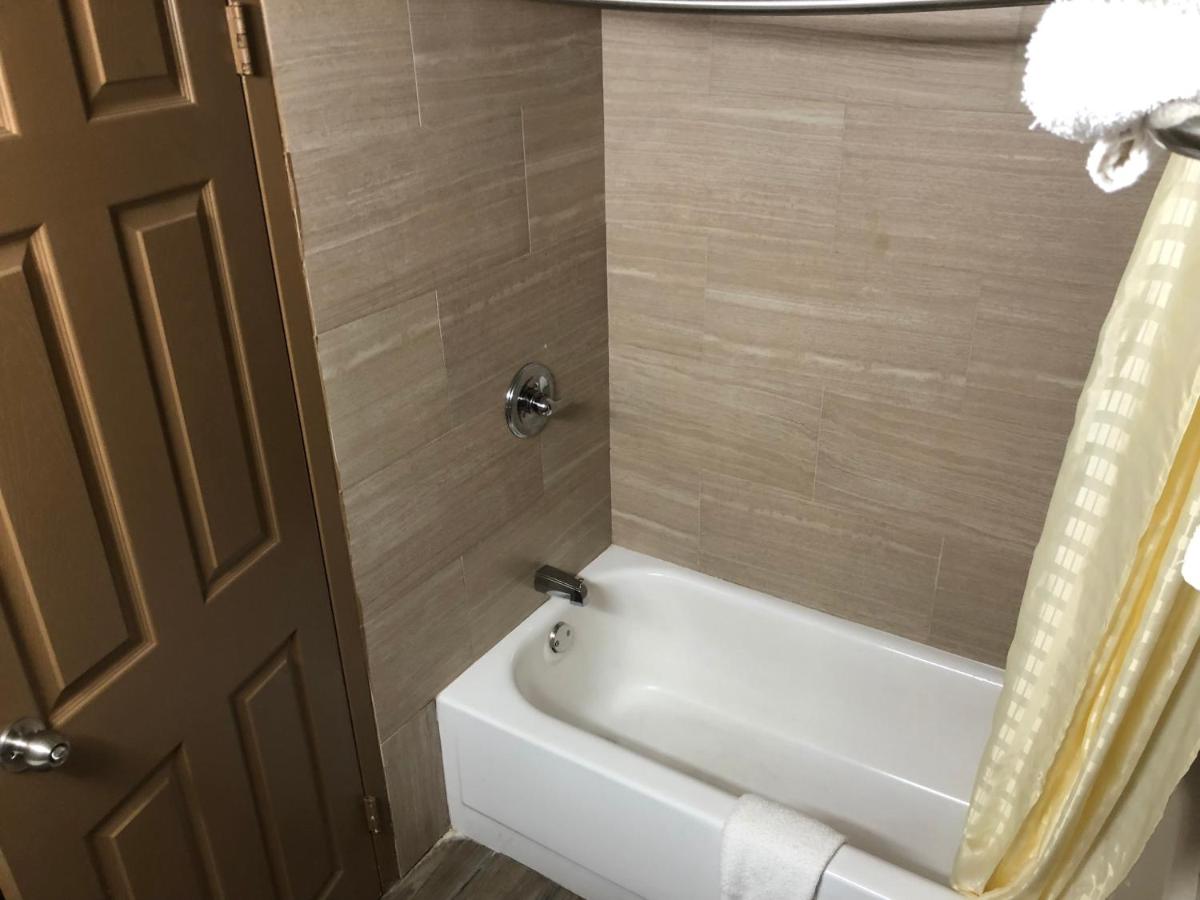 King Suite at Economy Inn North Randall