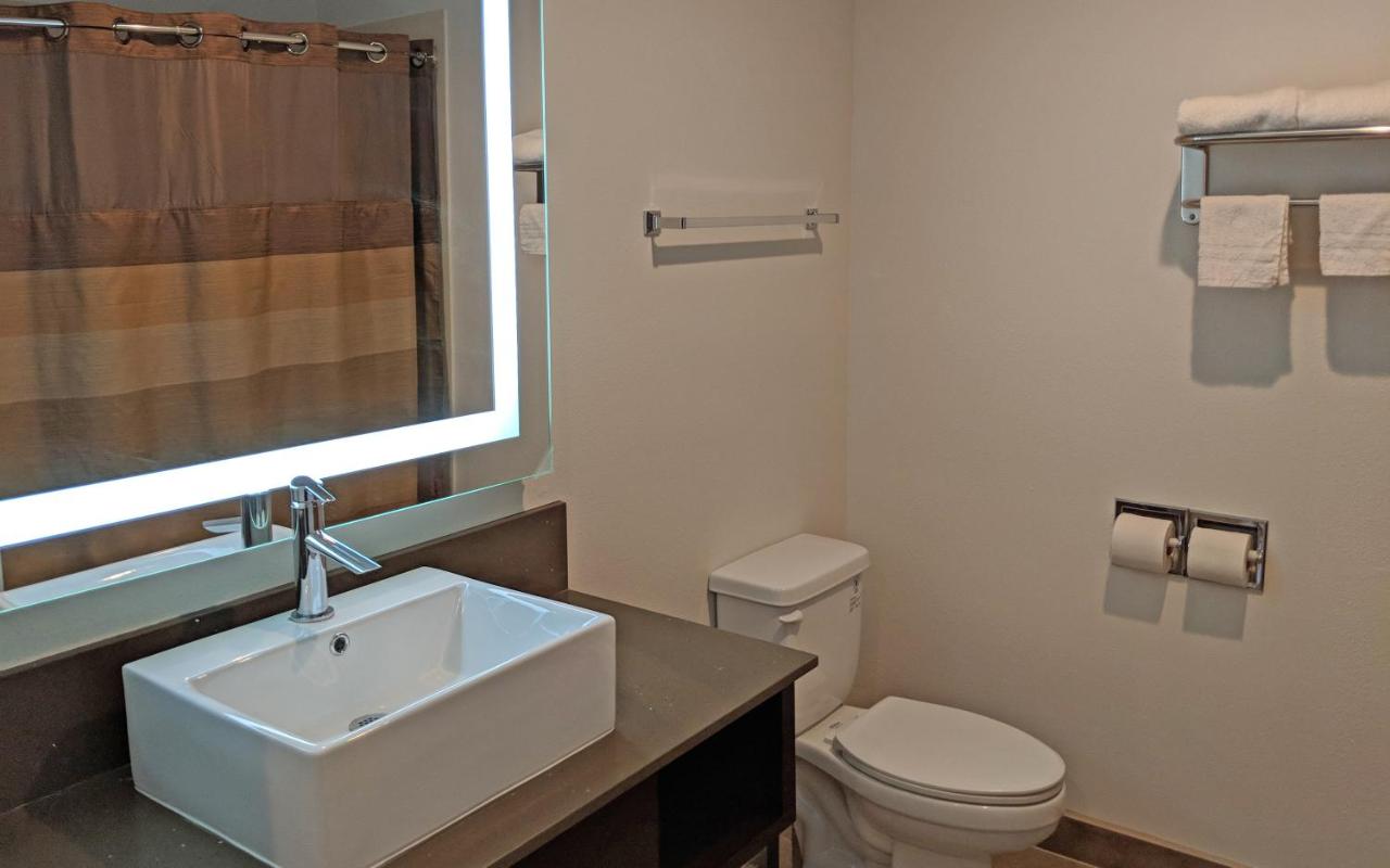 Deluxe King Room at Epic Hotel