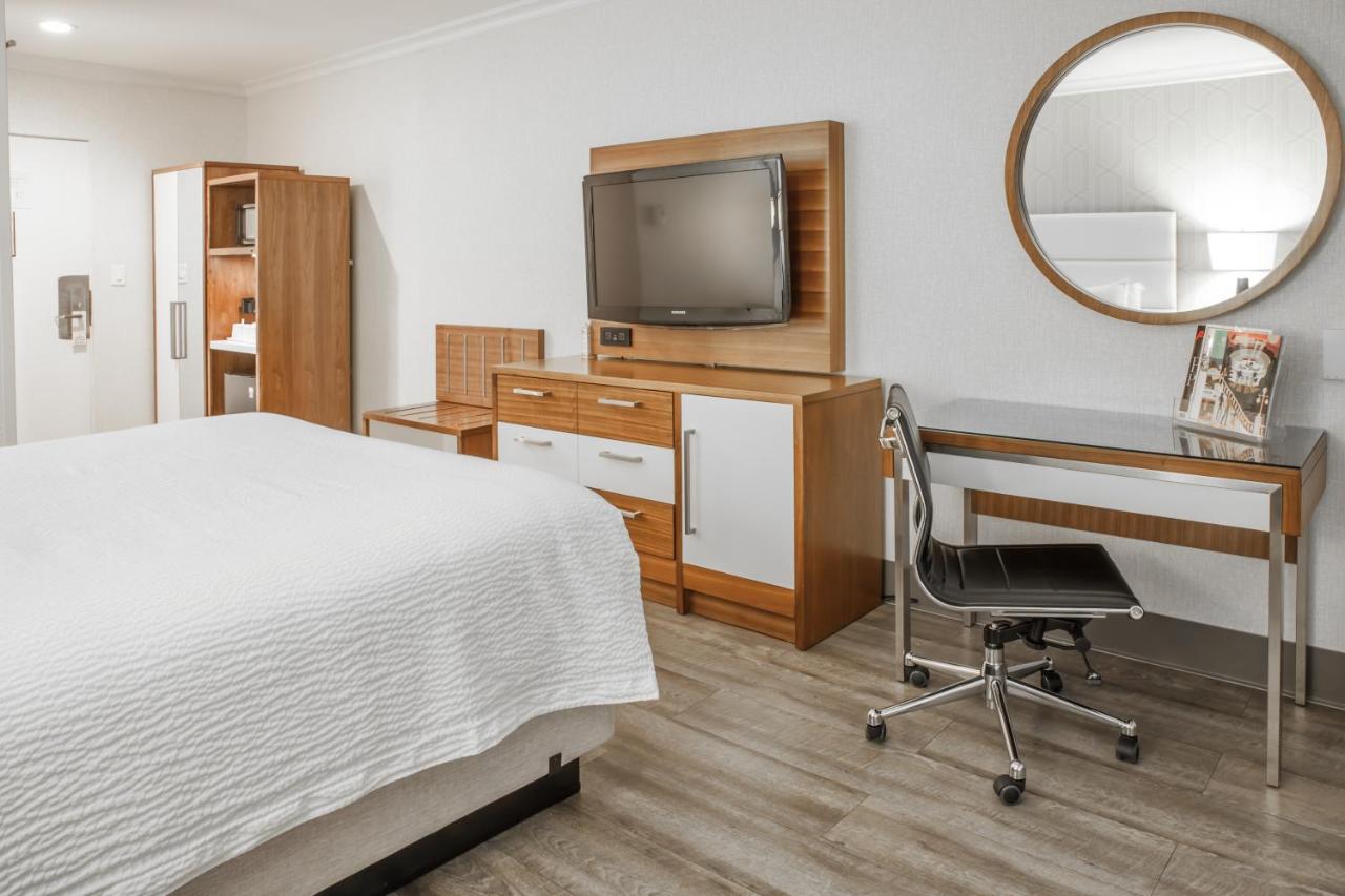 | Pasadena Rose & Crown Hotel