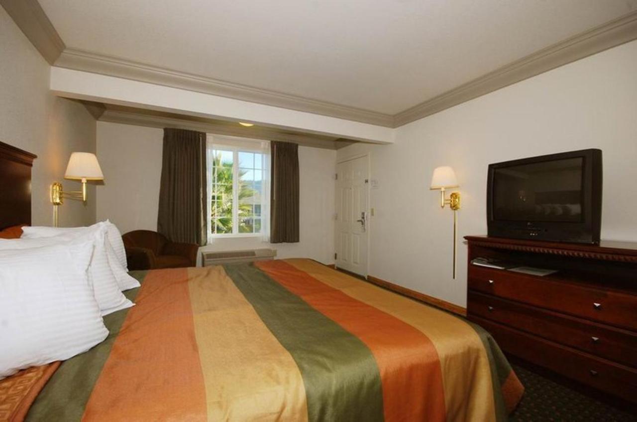 Queen Room with Two Queen Beds at Cloverdale Wine Country Inn & Suites