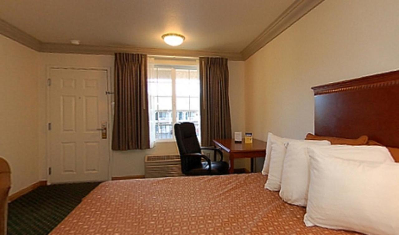 Queen Room with Two Queen Beds at Cloverdale Wine Country Inn & Suites