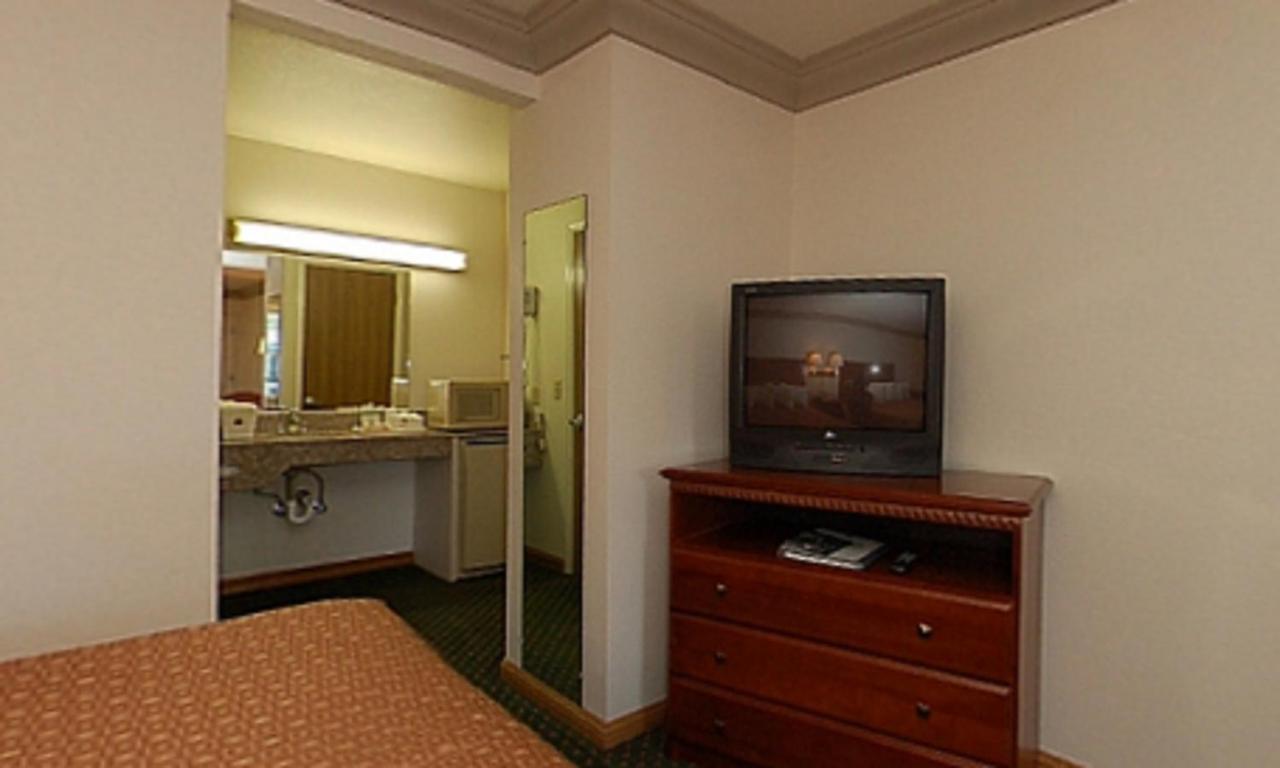 Queen Room with Two Queen Beds at Cloverdale Wine Country Inn & Suites