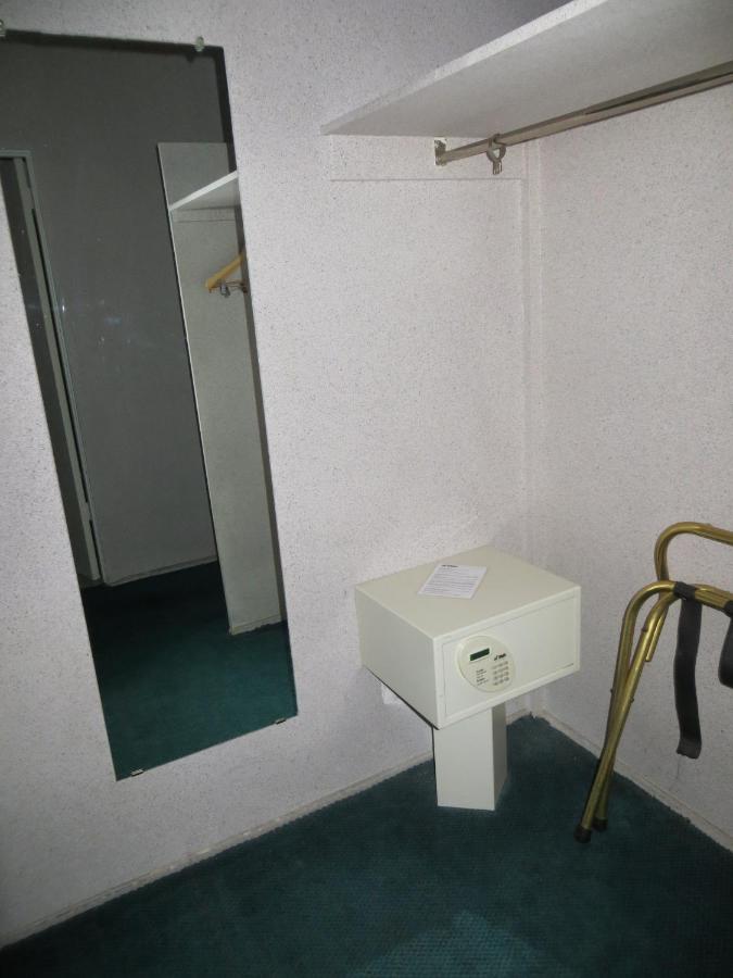 King Room - Disability Access/Non-Smoking at Howard Johnson by Wyndham Phoenix Airport/Downtown Area