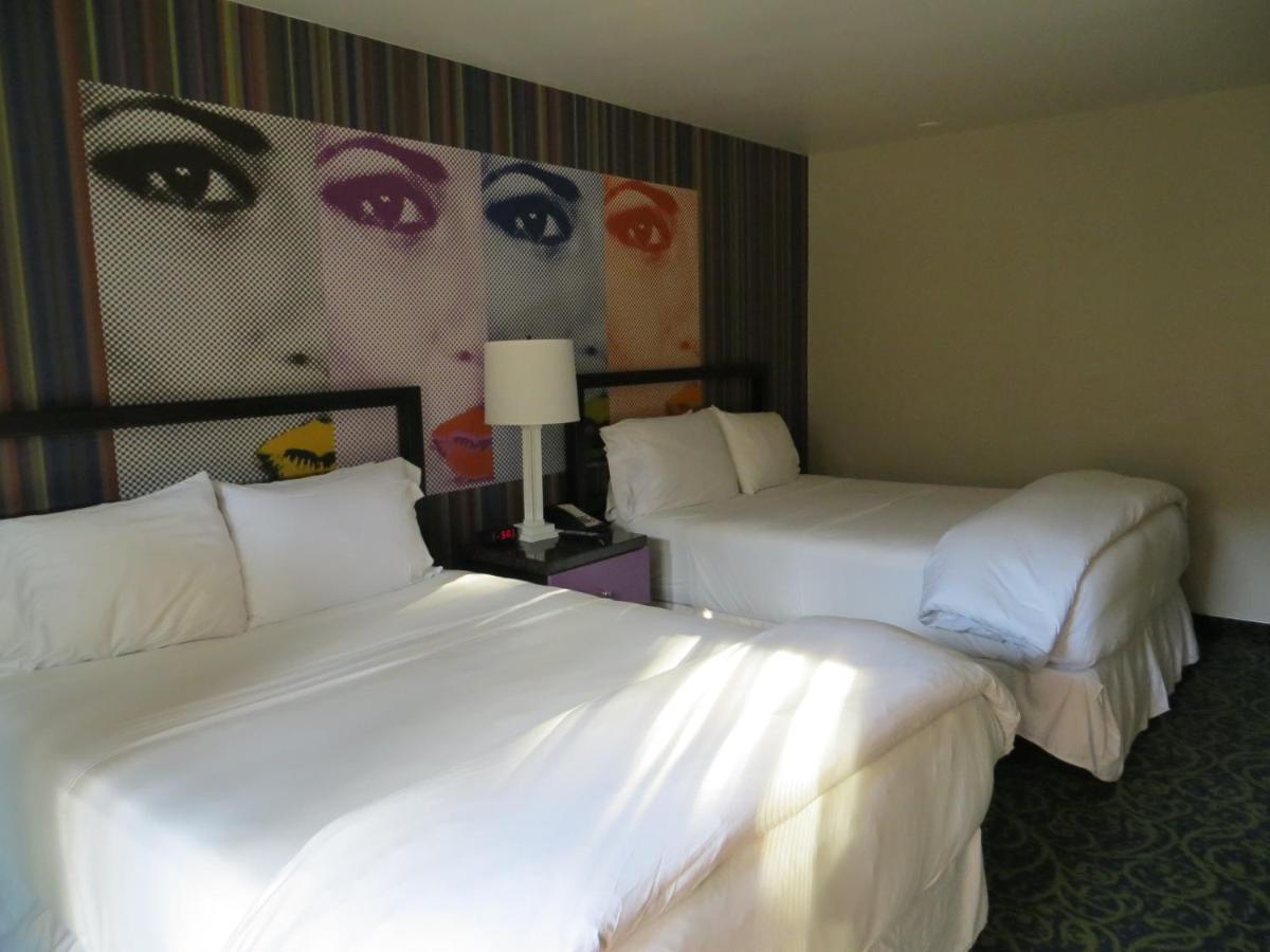 Deluxe Double Queen Room at 7 Springs Inn & Suites