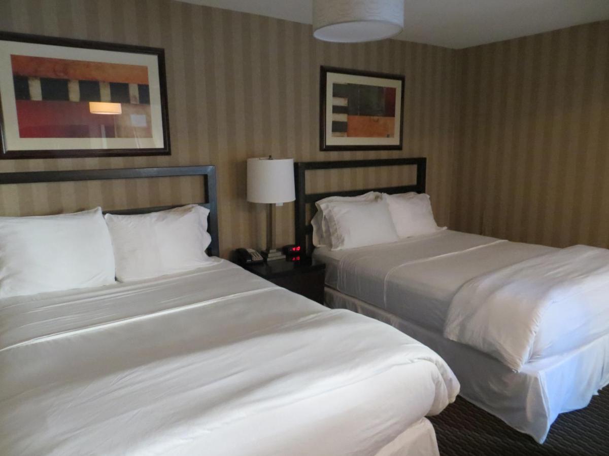 Deluxe Double Queen Room at 7 Springs Inn & Suites