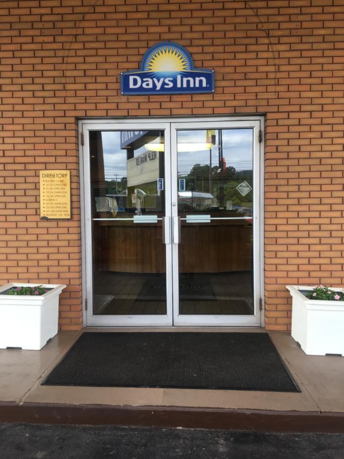 | Days Inn by Wyndham Breezewood