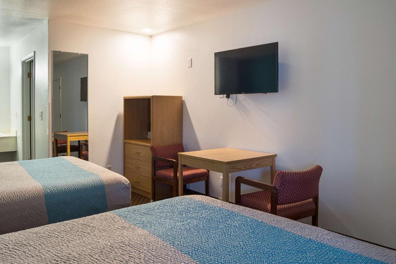 | Motel 6-Canby, OR