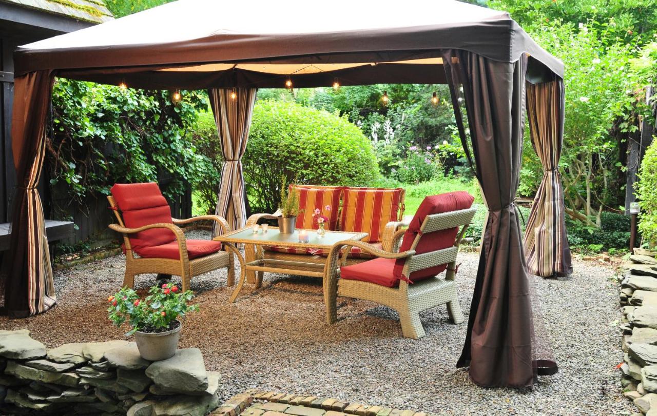 | 1795 Acorn Inn Bed and Breakfast