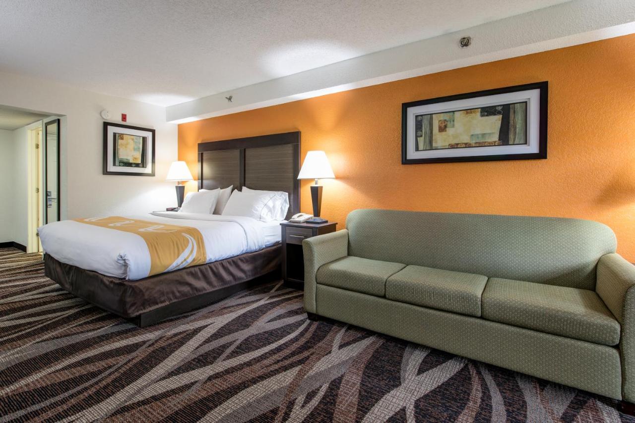 King Room with Mountain View at Quality Inn Creekside - Downtown Gatlinburg