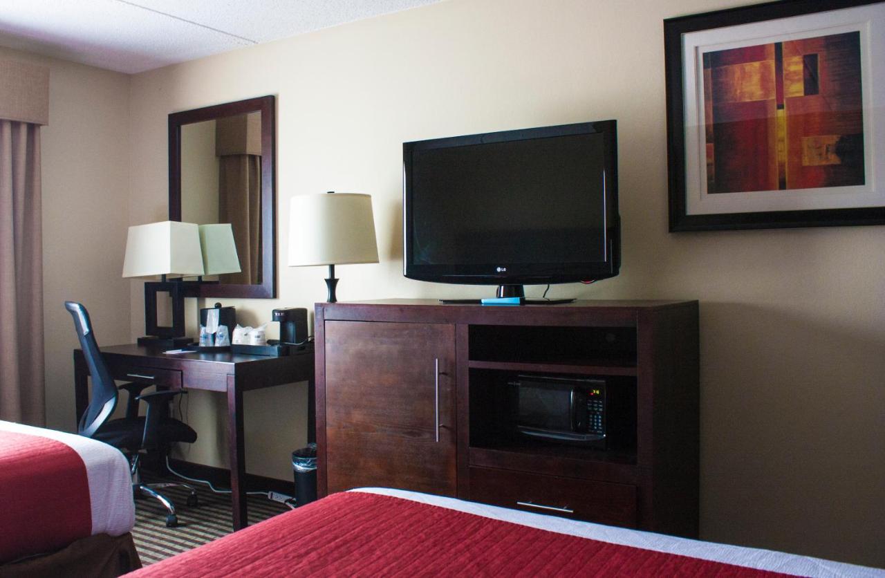 | Comfort Inn & Suites Copley Akron