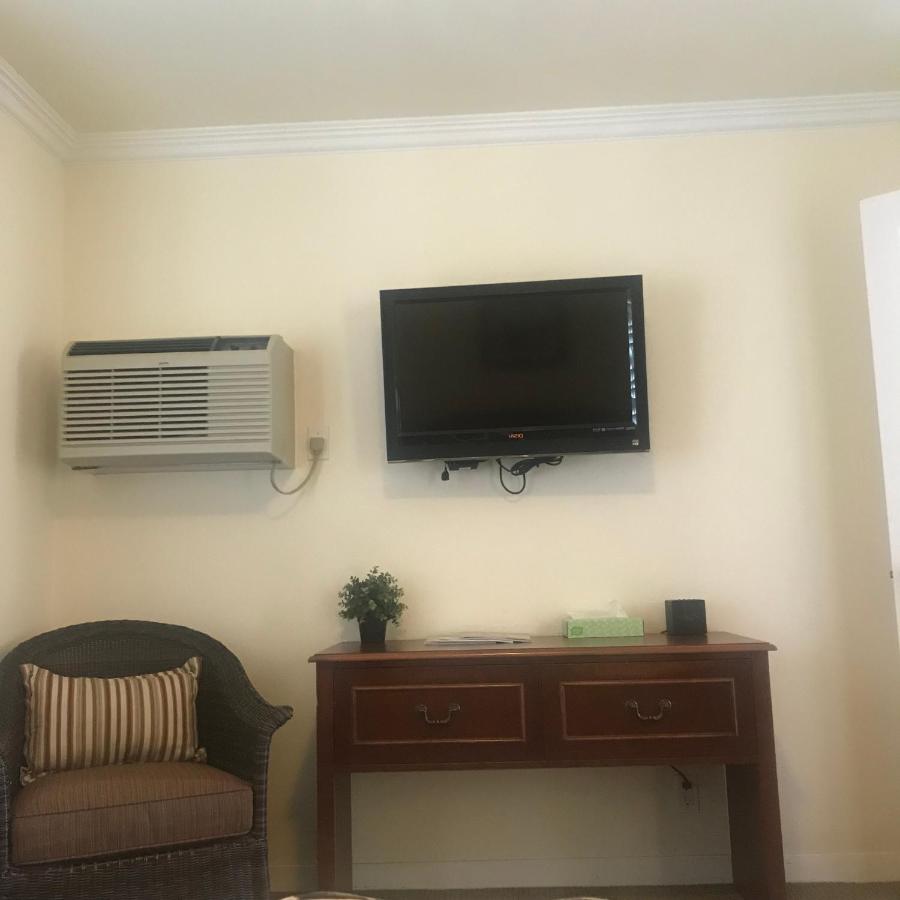 Queen Room with Garden View at Bella Capri Inn and Suites