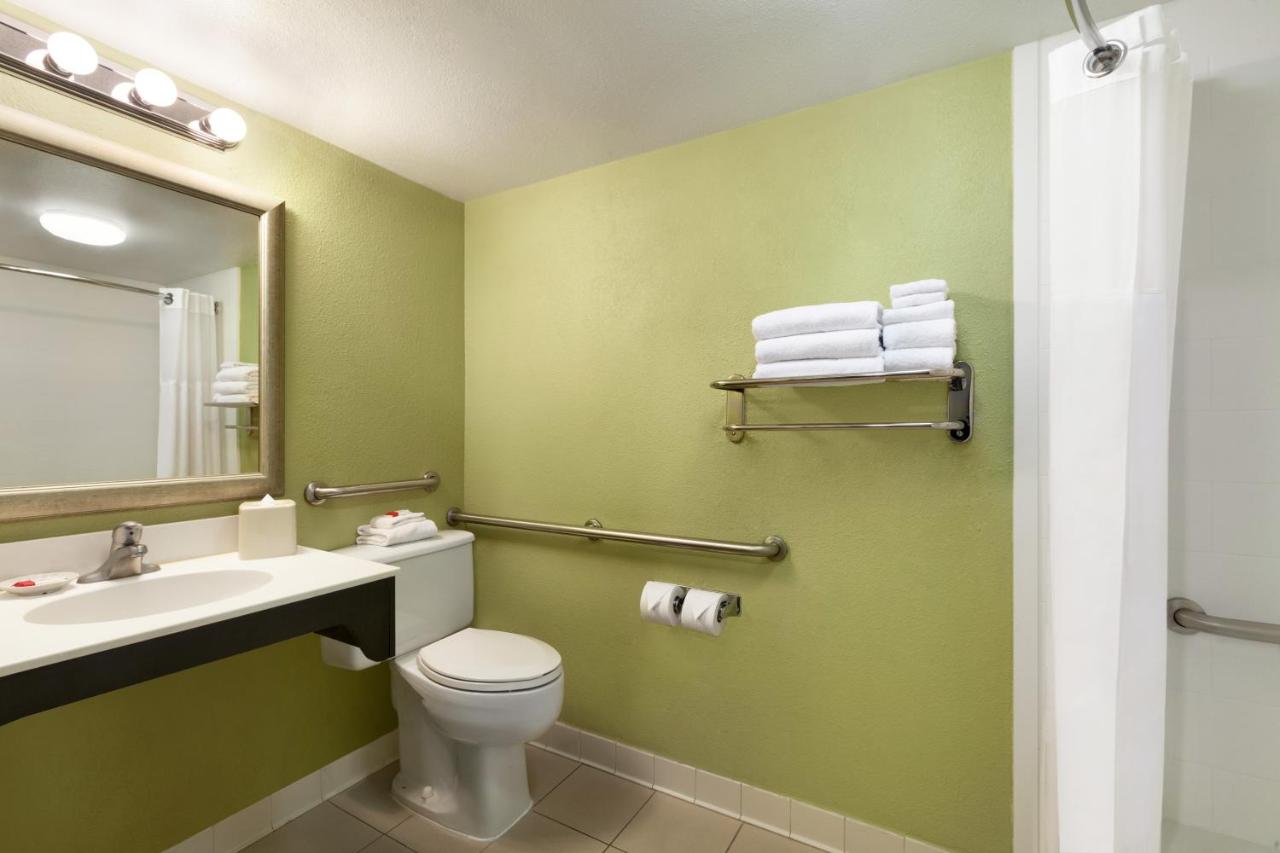 Queen Room with Bath Tub - Mobility Accessible/Non-Smoking at Days Inn by Wyndham Baltimore Inner Harbor