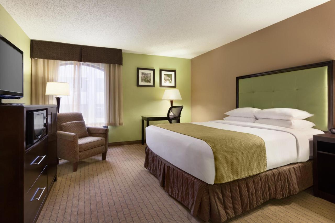 Premier Queen Room - Non-Smoking at Days Inn by Wyndham Baltimore Inner Harbor