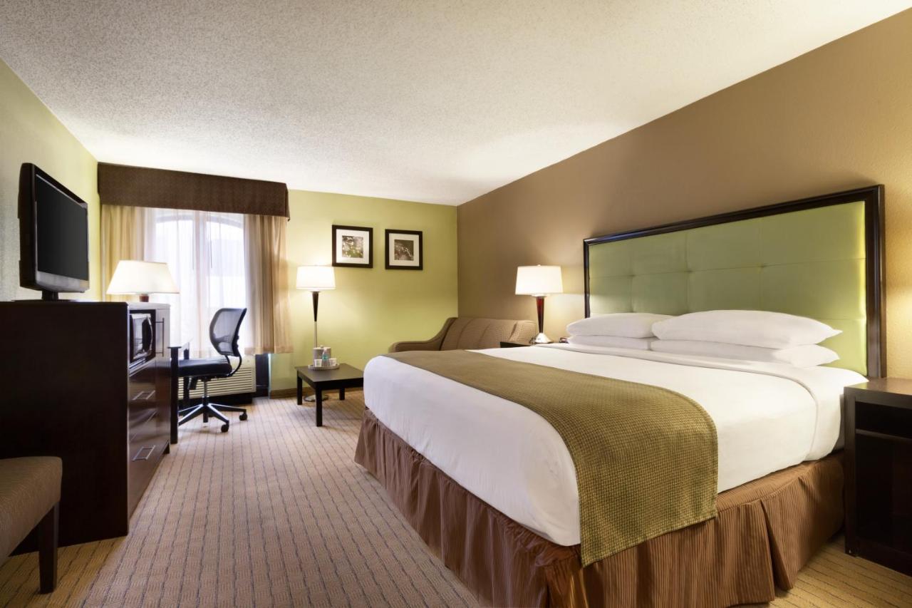 King Room - Non-Smoking at Days Inn by Wyndham Baltimore Inner Harbor