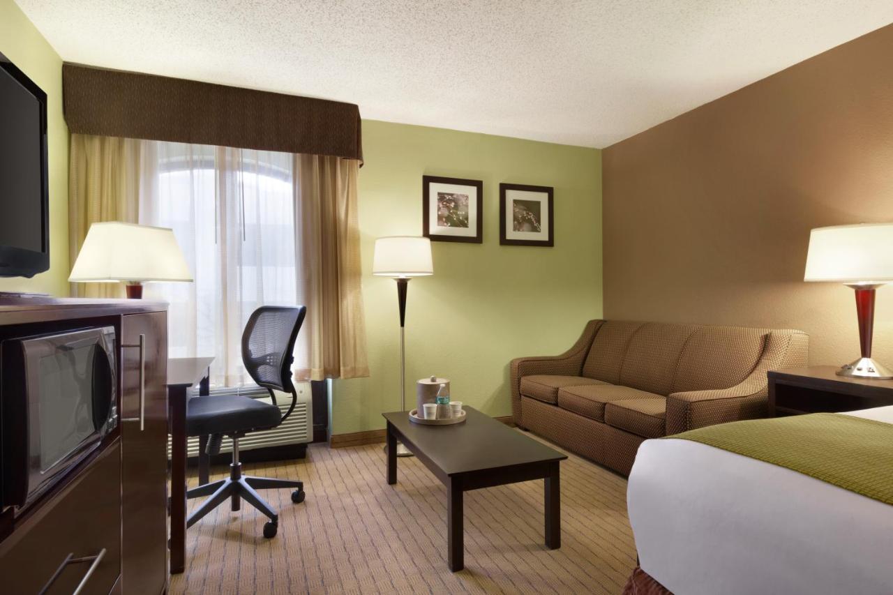 King Room - Non-Smoking at Days Inn by Wyndham Baltimore Inner Harbor