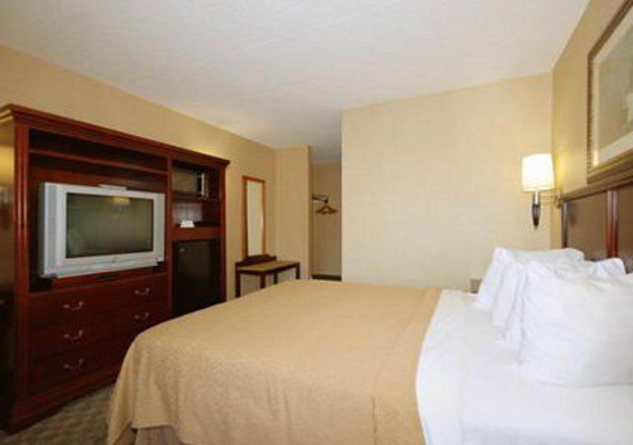 Queen Room - Non-Smoking at Quality Inn & Suites Bensalem