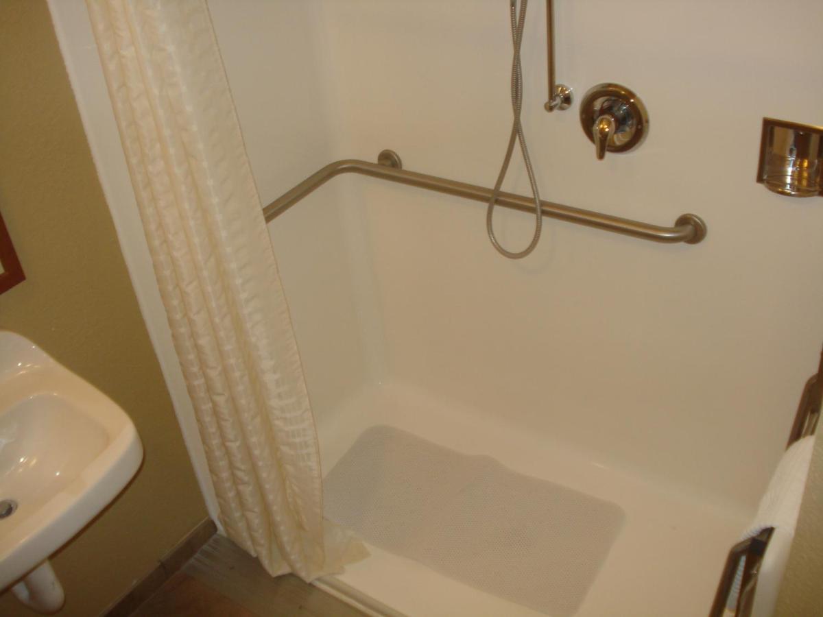 Queen Suite with Bath Tub - Disability Access/Non-Smoking at Candlewood Suites New Bern by IHG
