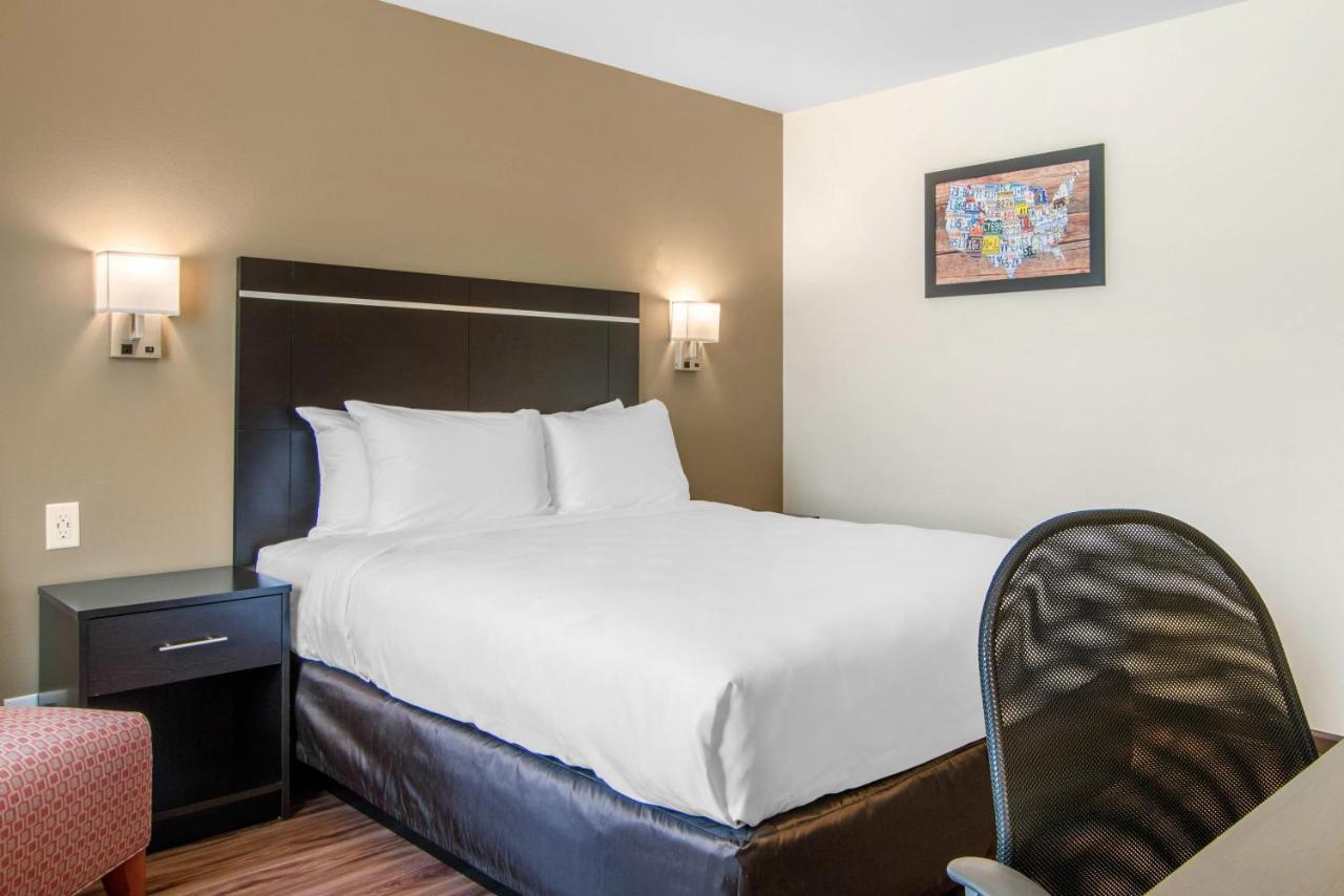Queen Room - Non-Smoking at Econo Lodge Inn & Suites