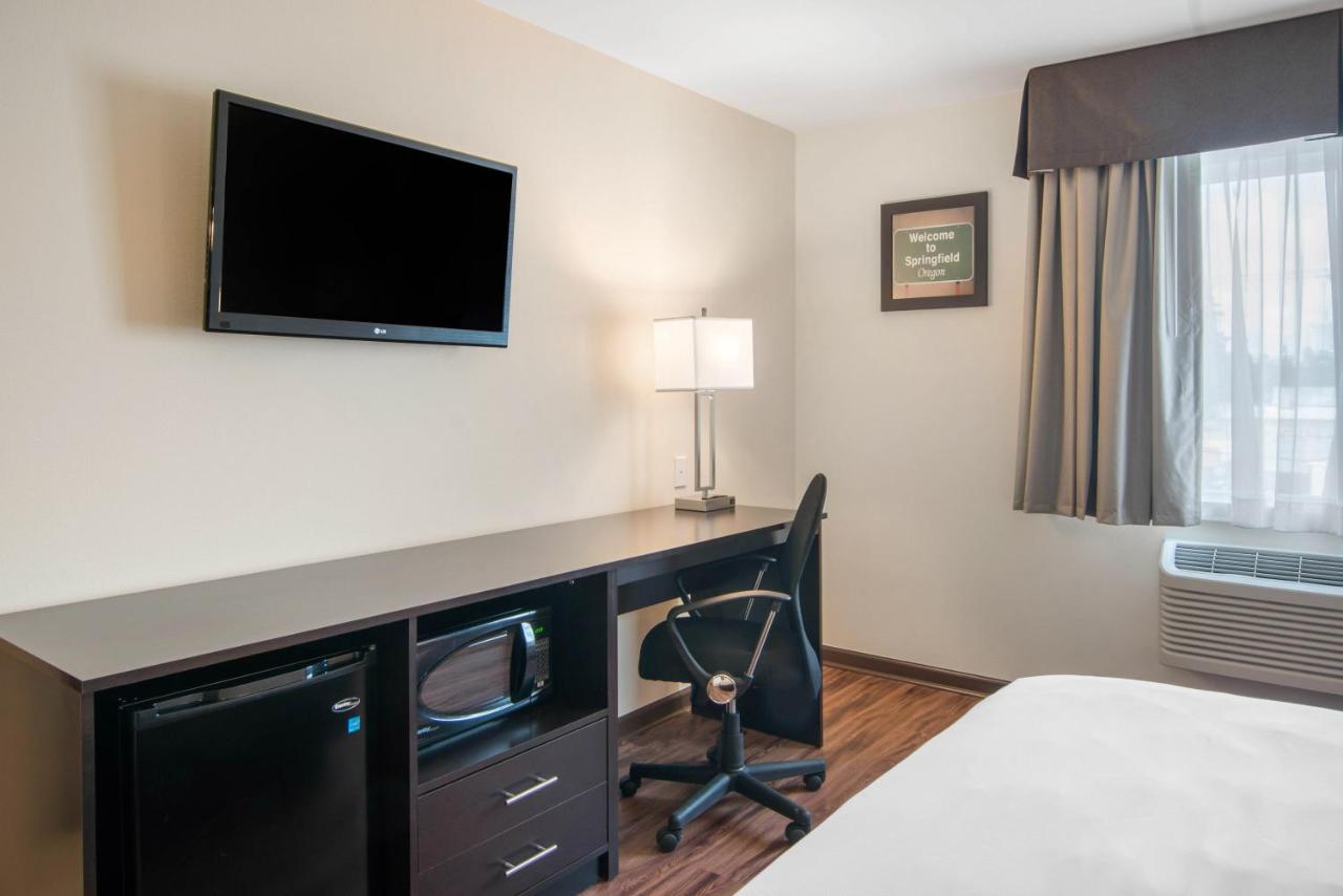 Queen Room - Non-Smoking at Econo Lodge Inn & Suites