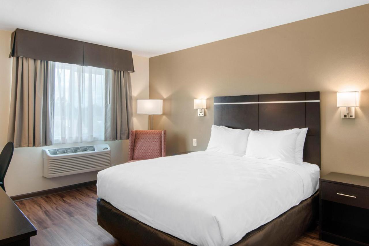 Queen Room - Non-Smoking at Econo Lodge Inn & Suites