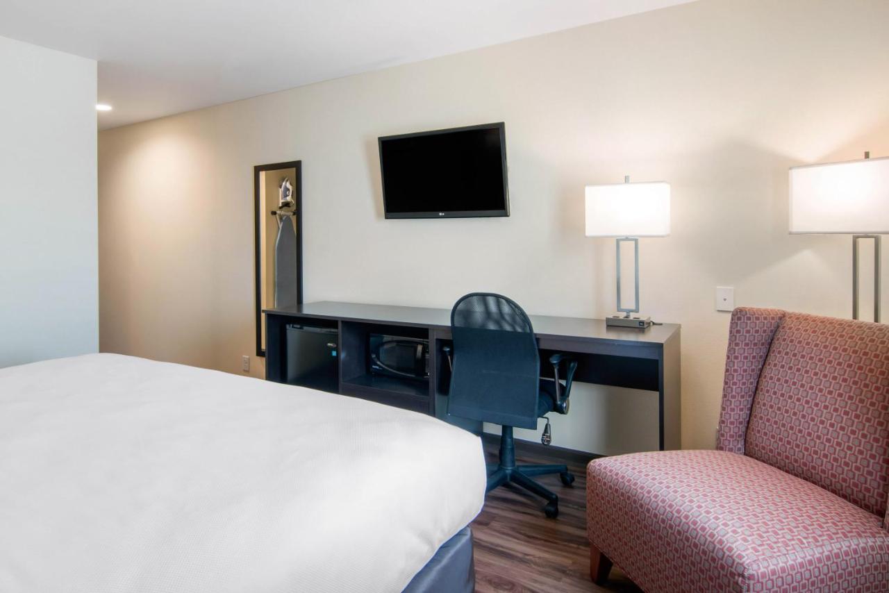 King Room - Non-Smoking at Econo Lodge Inn & Suites