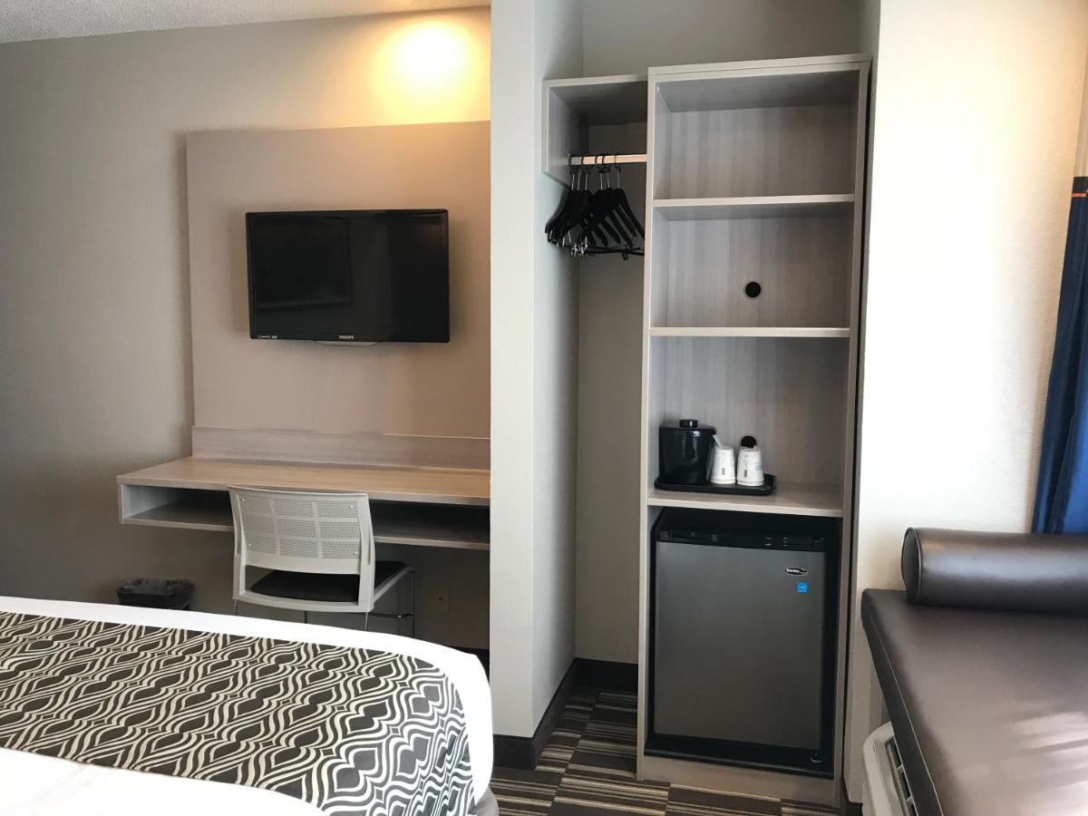 Queen Room - Non-Smoking at Microtel Inn & Suites by Wyndham Atlanta/Buckhead Area