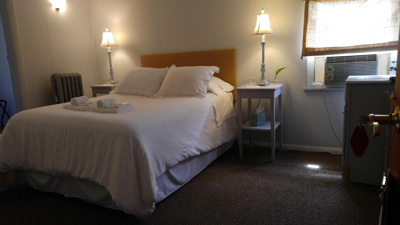 | Pine Hill Arms Hotel