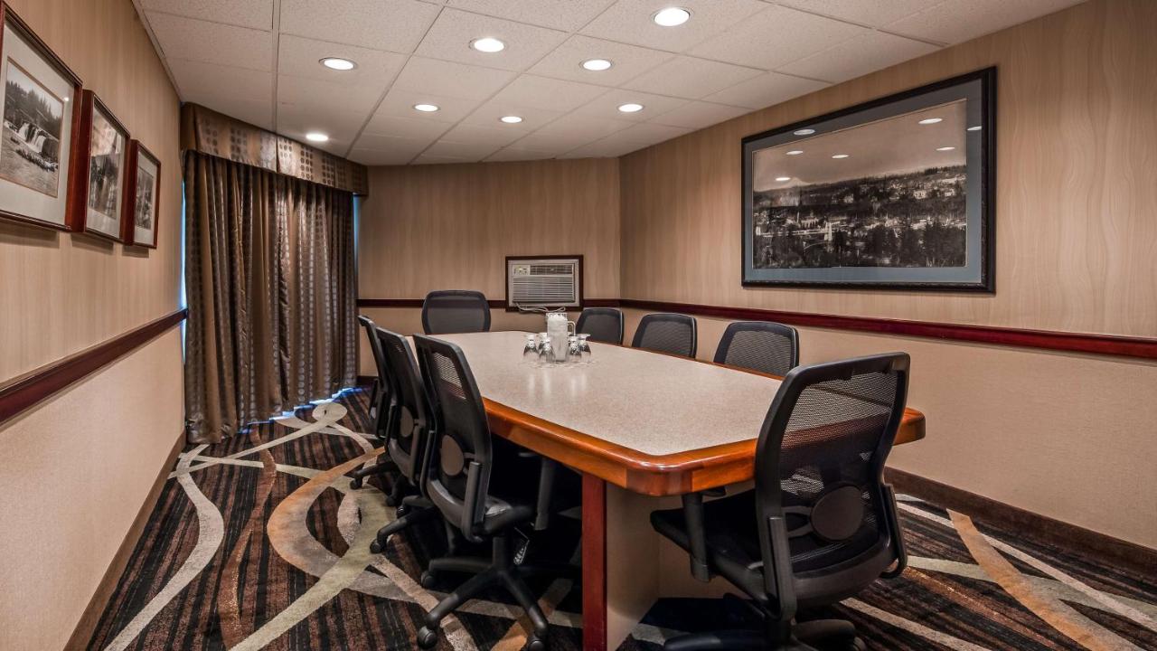 | Best Western Plus Rivershore Hotel