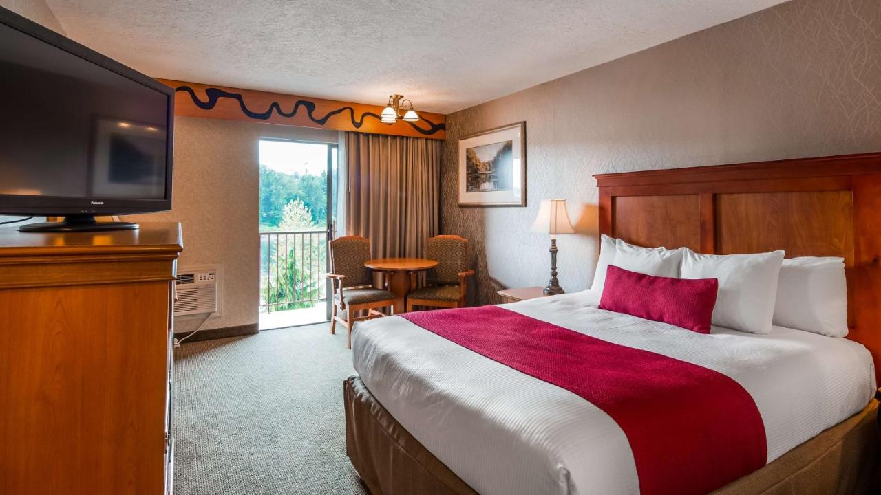 | Best Western Plus Rivershore Hotel