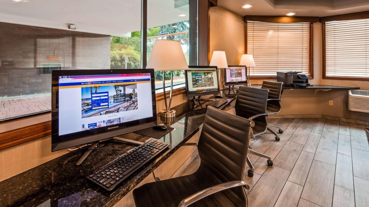 | Best Western Plus Rivershore Hotel