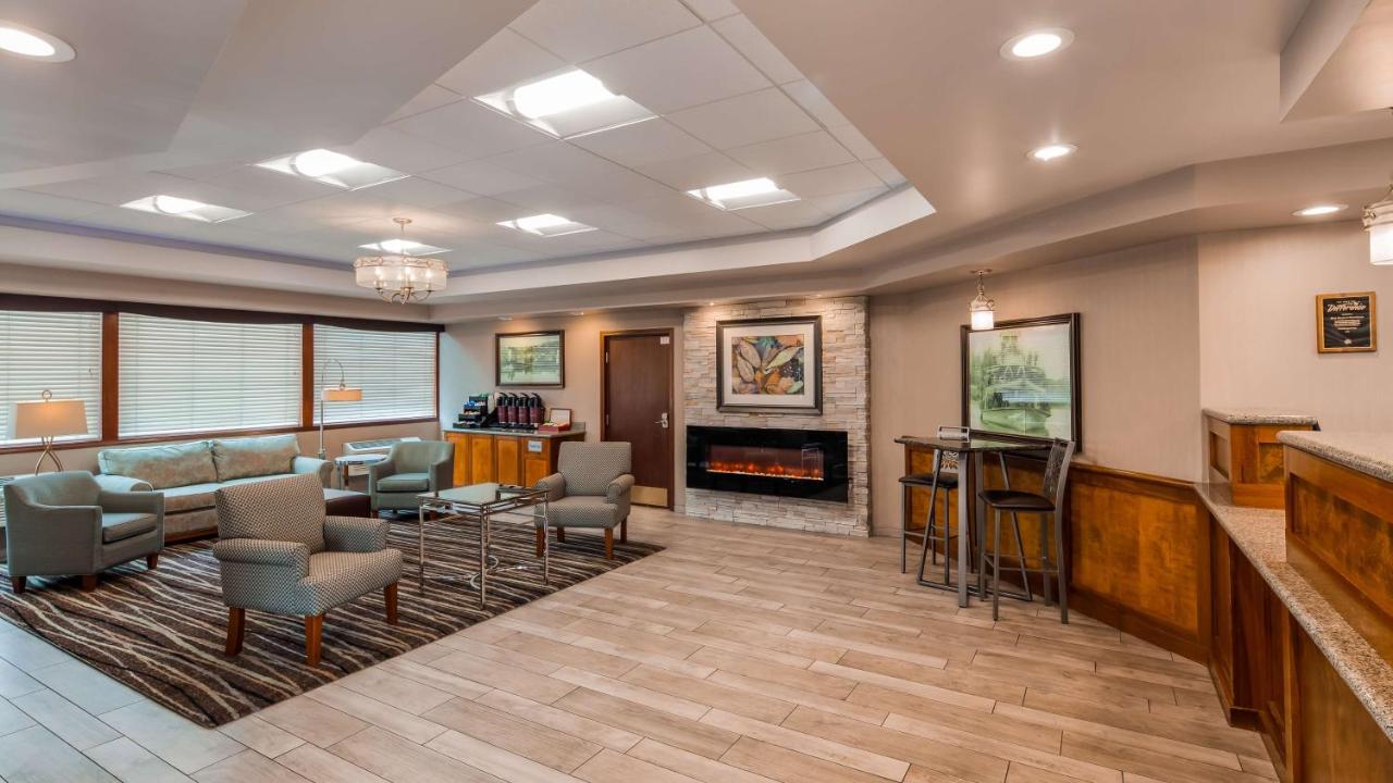 | Best Western Plus Rivershore Hotel
