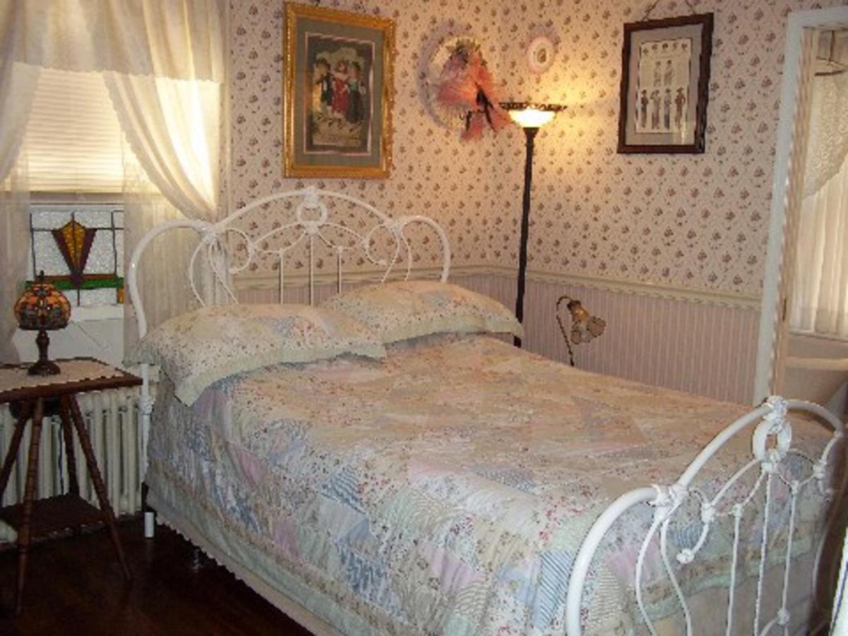Queen Room at A Sentimental Journey