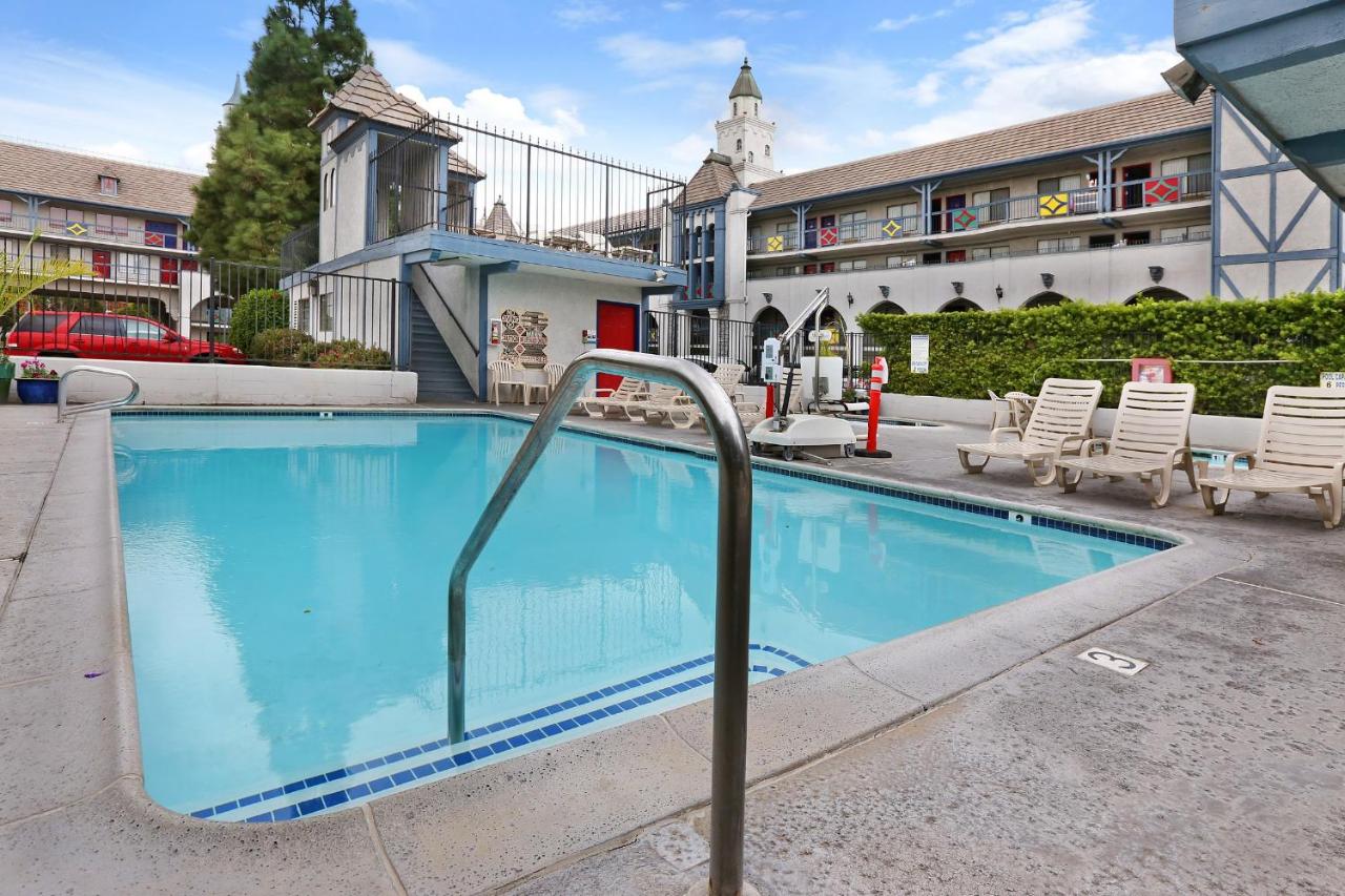 | Castle Inn and Suites Anaheim