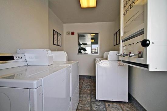 | Hilltop Inn & Suites