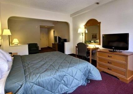 Double Room with Two Double Beds - Smoking at Quality Inn Magee